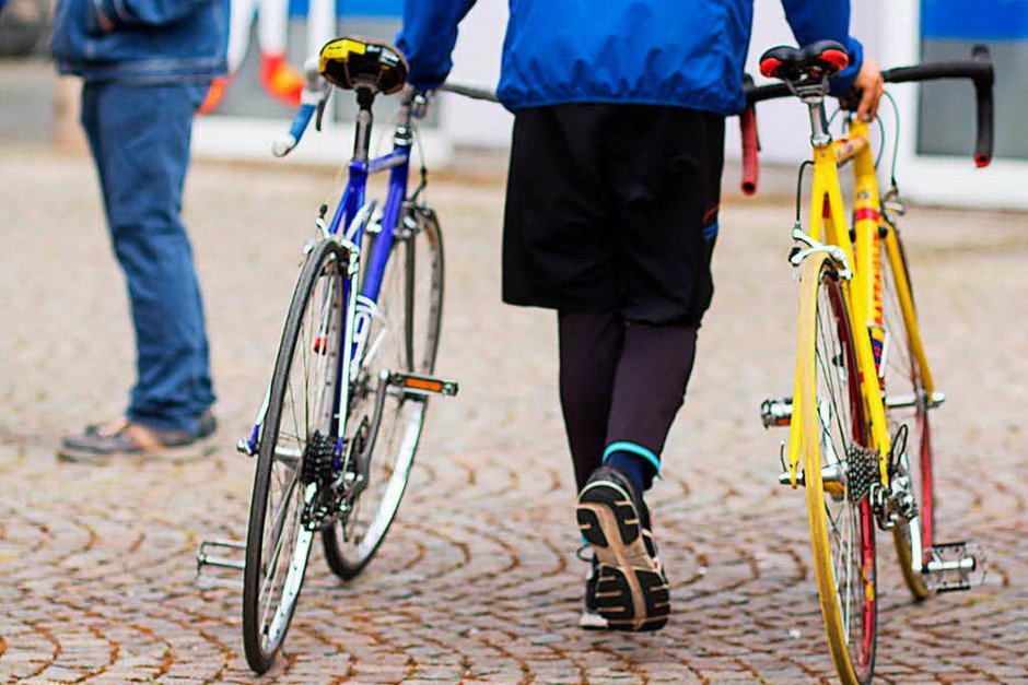 Große Kreisstadt, großer Andrang: Radmarkt, Autosalon und verkaufsoffener Sonntag haben am Sonntag Tausende nach Emmendingen gezogen. (Foto: Patrik Müller) Große Kreisstadt, großer Andrang: Radmarkt, Autosalon und verkaufsoffener Sonntag haben am Sonntag Tausende nach Emmendingen gezogen. (Foto: Patrik Müller)