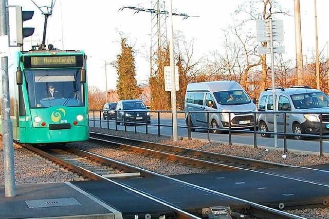 76-jhriger Radler fhrt bei Rot und gert unter die Tram Linie 8 - Krankenhaus