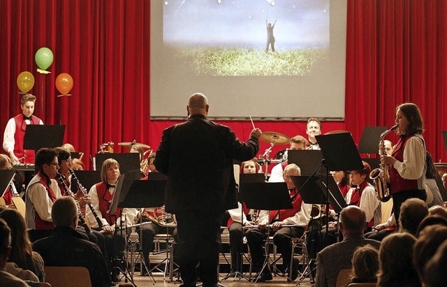 Bunte musikalische Blumengre prsentierte die Blasmusikkapelle den Zuhrern.   | Foto: Heidi Fssel