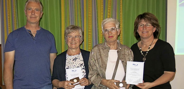 Fr 40-jhrige Vereinstreue ehrte der ...Hedwig Meier und Britta Adler (v.l.).   | Foto: Erhard Morath