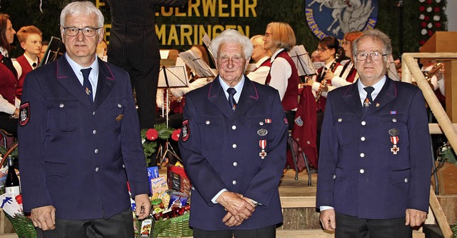 Drei verdiente Aktive der Freiwilligen...und erhielt das Ehrenzeichen in Gold.   | Foto: Lucia van Kreuningen