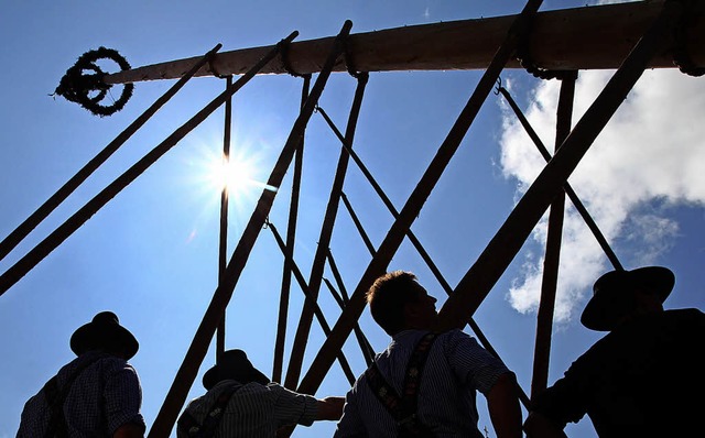 Hoch mit dem Maibaum, heit es wieder.   | Foto: Karl-Josef Hildenbrand/dpa