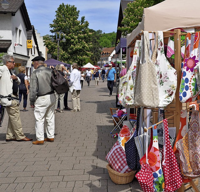 Der Frhlingsmarkt in Bad Bellingen wa...em warmen Frhlingswetter gut besucht.  | Foto: Jutta Schtz