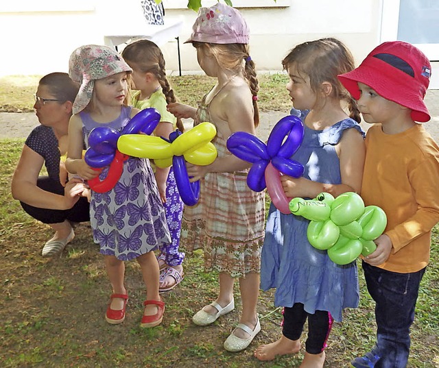 Die Kinder freuten sich beim Tag der o...lown Pat geformten Luftballon-Tieren.   | Foto: Johanna Hgg