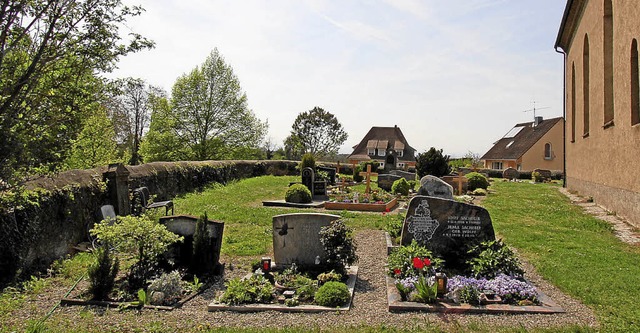 Der Friedhof der Kirche St. Michael wi...iederrotweiler Brgerverein gepflegt.   | Foto: Herbert Trogus