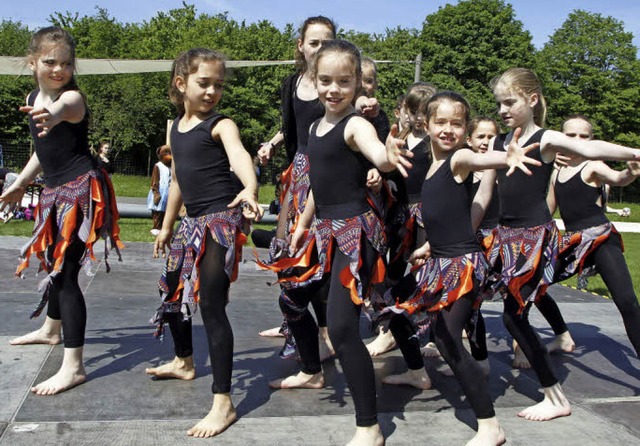 Auch der Nachwuchs tanzte am Sonntag auf der Landesgartenschau.   | Foto: Heidi Fssel (5)