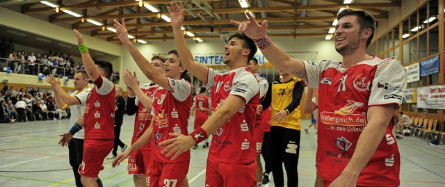 Die HSG Ortenau feiert das Unentschieden in Ohlsbach wie einen Sieg.   | Foto:  Pressebro Schaller