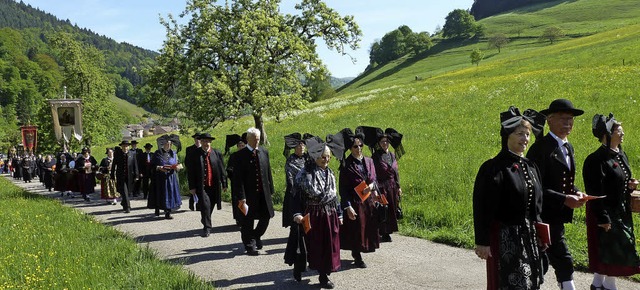 Trachtentrger sorgen fr ein buntes B...ello-Kreuz mitgetragen wurde (rechts)   | Foto: Fotos: Eberhard  Gro