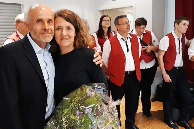 Gewinner im Glck: Mario Thomas Singer...glckliche Frau Susanne gab es Blumen.  | Foto: Victoria Langelott