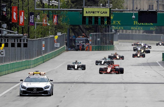 Sicherheit geht vor:  Hier mssen  Seb... Safty Car beim Rennen in Baku folgen.  | Foto: dpa