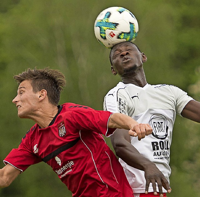 Vorsorglich hoch angelaufen: Patrice G...leys 1:0 auflegte, gegen Idrissa Khan   | Foto: vfma