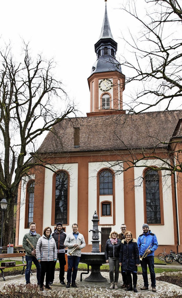 Die Vorsitzenden der vielen beteiligte...n Kirchplatz von St. Margarethen ein.   | Foto: Gabriele Zahn