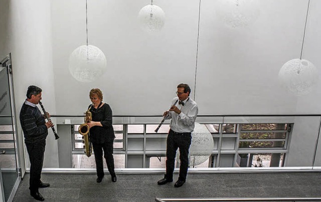 Lehrer der Musikschule musizieren im neuen Bildungshaus.   | Foto: Hildegard Karig