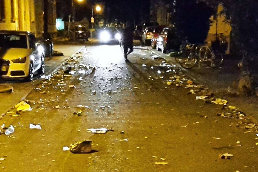 Mll auf der Strae nach Ende der Feierlichkeiten &quot;Im Grn&quot;  | Foto: BZ