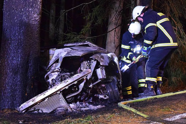 Die Feuerwehr konnte nur noch die sterblichen berreste bergen.  | Foto: kamera24