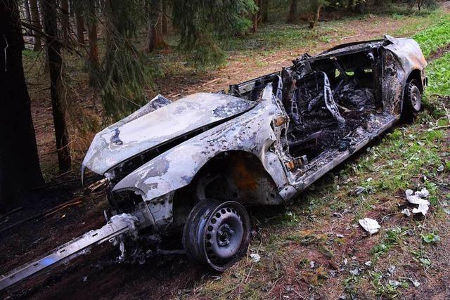 Nach einem Unfall bei Neustadt ist ein Mann in seinem Auto verbrannt