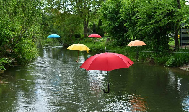 Regenschirme ber dem Mhlbach an der Georgenstrae  | Foto: Wolfgang Knstle