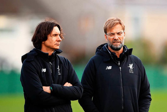 Jrgen Klopp (r), Trainer des FCLiver...r, verfolgen das Training ihresTeams.  | Foto: dpa