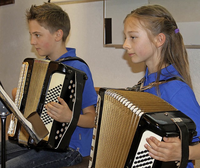 Nachwuchsmusiker des Handharmonika-Orc... sie ihr Instrument schon beherrschen.  | Foto: Cornelia Liebwein