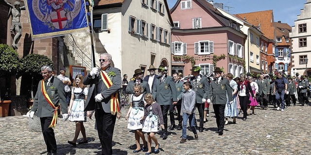 Der Schtzenaufzug am Sonntag bei stra...em Sonnenschein auf den Weg ins Erle.   | Foto: Jrgen Schweizer