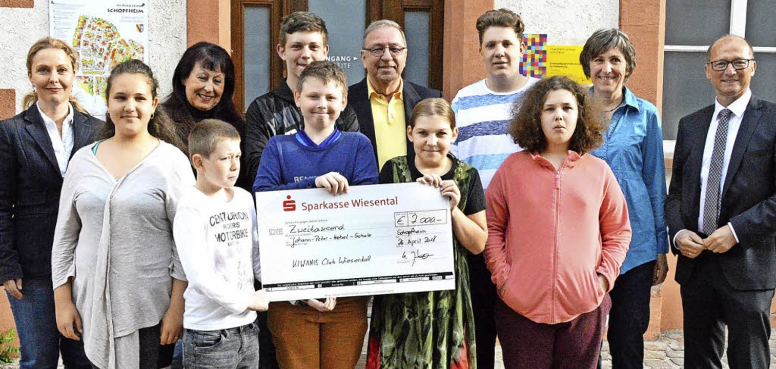 Willkommene Spende: Hebelschul-Rektori...eorg ckert (rechts) vom Kiwanis-Club.  | Foto: Edgar Steinfelder