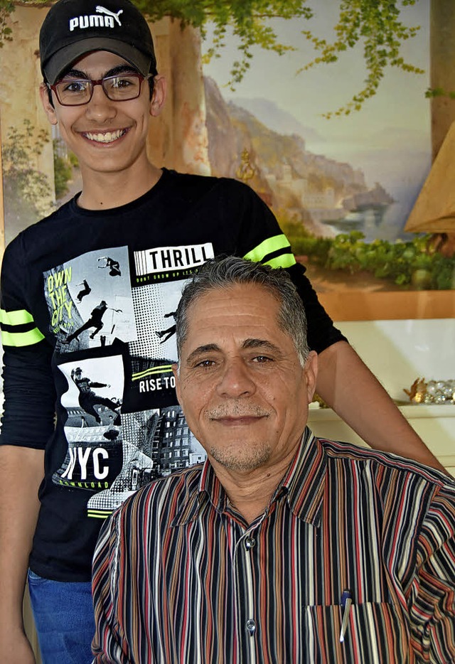 Nizar Taleikani ist Kalligraph, Maler,...alist, hier mit seinem Sohn Mohammed.   | Foto: Andrea Steinhart
