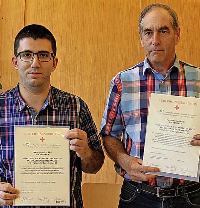 Julian Steiert (links) und Winfried Frei wurden  frs Blutspenden geehrt.   | Foto: Erich Krieger