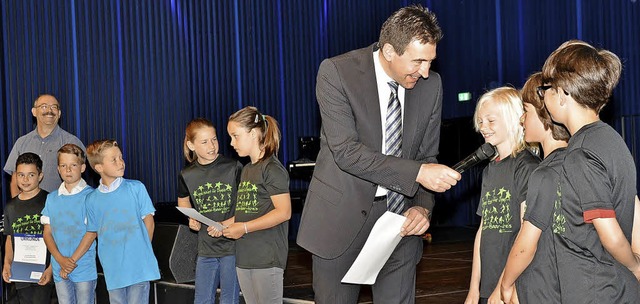 Erfolgreiche Schwimmer der Erich-Kstn...meister Pauly interviewte die Kinder.   | Foto: Simon