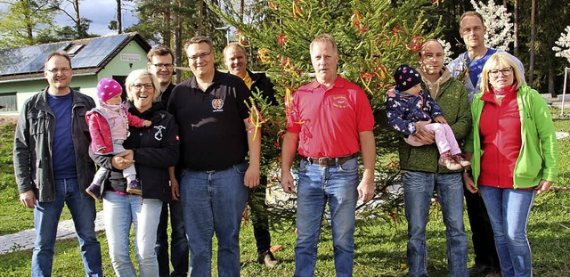 Erst schmckte die Gndelwanger Verein...Baum der Vereine das Werk anzubringen.  | Foto: Gudrun Deinzer