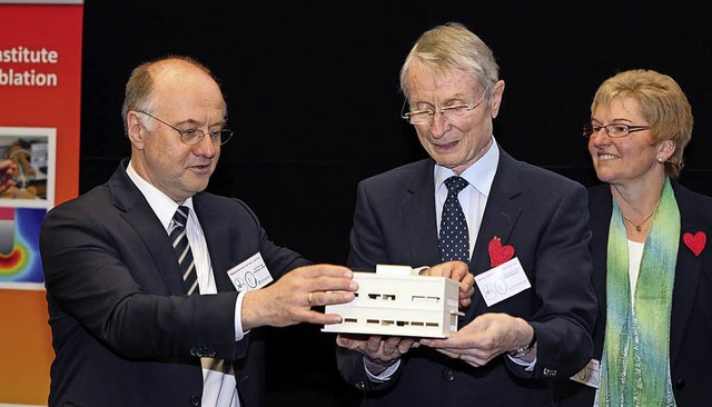 Rektor Winfried Lieber (von links), Pe...mit dem  Modell des Institutsgebudes   | Foto: Archivfoto: Hochschule