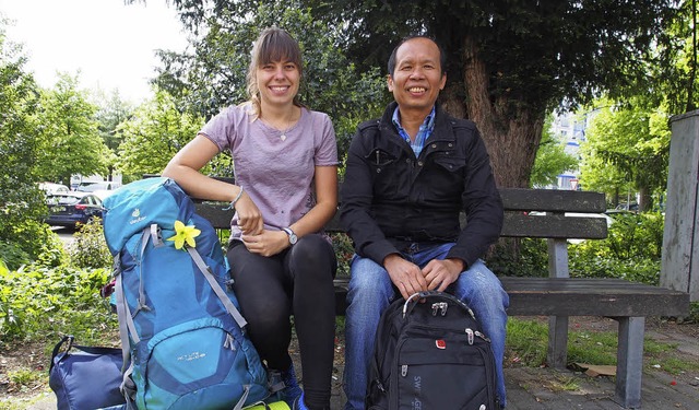 Warten geduldig auf den Bus nach Mnchen: Adrianna und Sena   | Foto: Boris Burkhardt