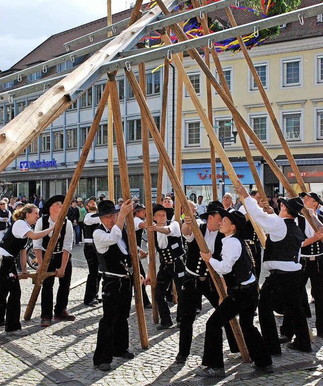 Handarbeit auch in Zeiten von High Tec...e Handwerker stellen den Maibaum auf.   | Foto: Sylvia-Karina Jahn