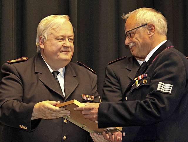 Lothar Glaisner aus Todtnau (rechts) e...ndesverbandes, berreichte die Ehrung.  | Foto: Rolf Reimann