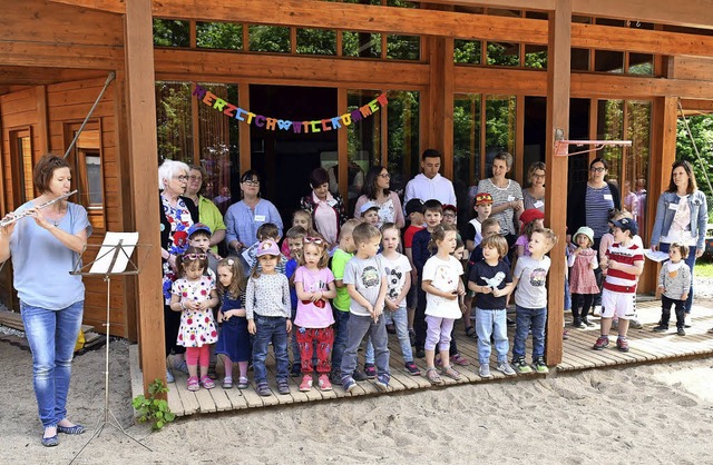 Lieder zum Jubilum: Kindergartenkinder singen fr ihren Kindergarten.  | Foto: Wolfgang Knstle