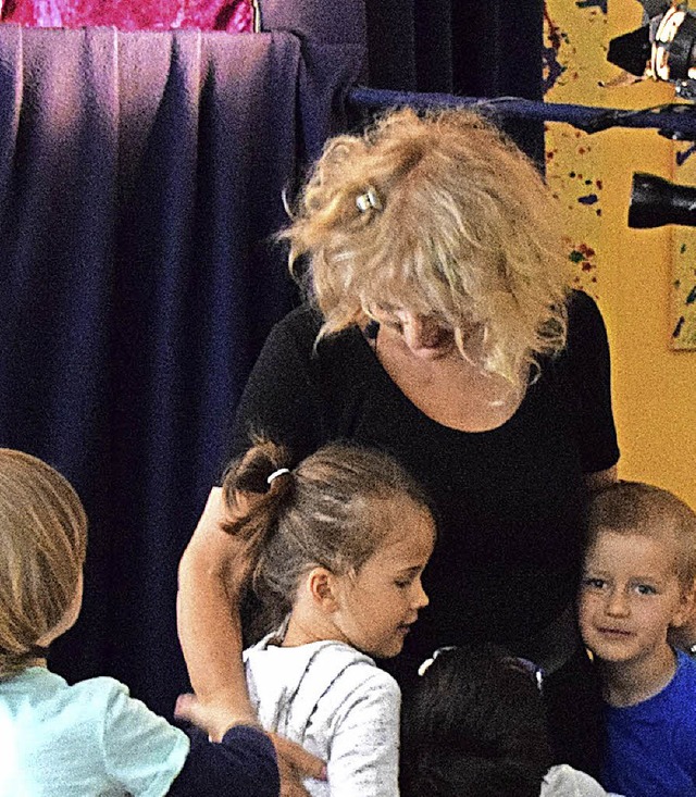 Kinder danken Puppenspielerin Karin Minuth.   | Foto: Evamarie Kurfess