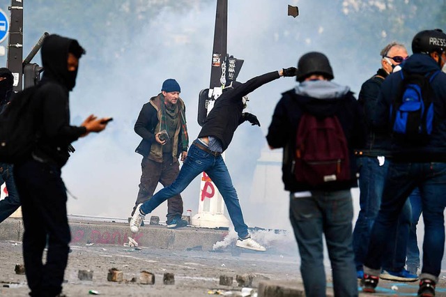 Hunderte Vermummte randalieren in Paris.  | Foto: AFP