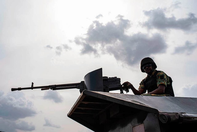 Ein Mitglied des nigerianischen Militrs (Symbolbild)  | Foto: AFP