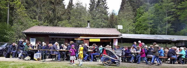 Hunderte Maibummler kamen an der Schen... Angelsportvereins Hauingen zusammen.   | Foto: Maja Tolsdorf