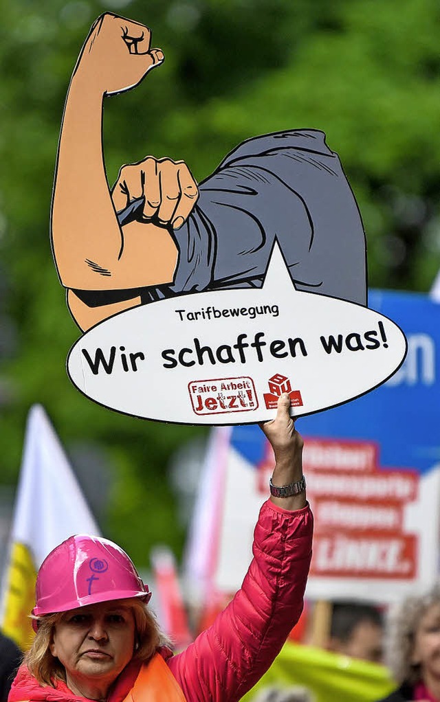 Bekenntnis zur Tarifbindung bei der Maidemonstration in Freiburg   | Foto: Seeger (dpa)