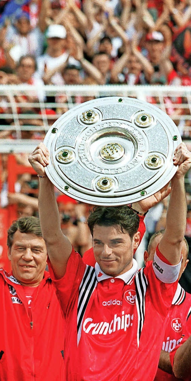 Damals war&#8217;s: 1998 feierten Trai.... FC Kaiserslautern die Meisterschaft.  | Foto: dpa