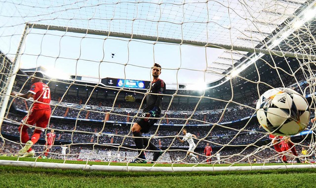 Mnchens Torwart Sven Ulreich schaut  ...r zum 1:1-Ausgleich im Tor einschlgt.  | Foto: dpa