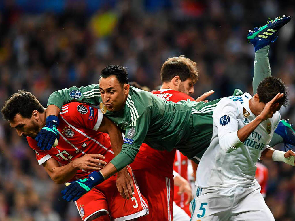 Bayerns Mats Hummels, Real Madrids Torwart Keylor Navas, Bayerns Javier Martinez und Real Madrids Verteidiger Raphael Varane (von links). Bayerns Mats Hummels, Real Madrids Torwart Keylor Navas, Bayerns Javier Martinez und Real Madrids Verteidiger Raphael Varane (von links).