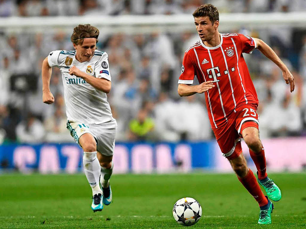 Luka Modric (links) und Thomas Mueller im Zweikampf.