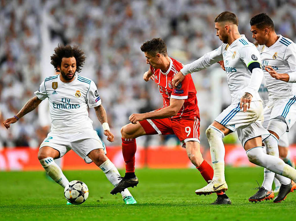Madrids Verteidiger Marcelo, Münchens Stürmer Robert Lewandowski, Madrids Verteidiger Sergio Ramos und Madrid Casemiro (von links). Madrids Verteidiger Marcelo, Münchens Stürmer Robert Lewandowski, Madrids Verteidiger Sergio Ramos und Madrid Casemiro (von links).