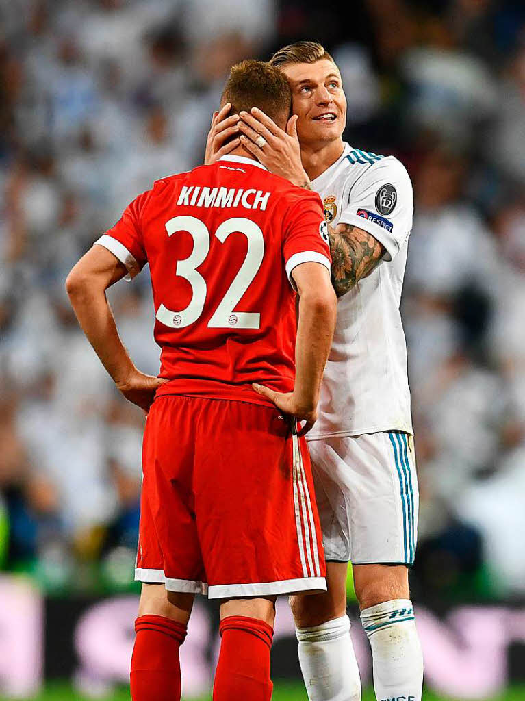 Madrids Toni Kroos (rechts) umarmt nach dem Spiel Mnchens Joshua Kimmich.