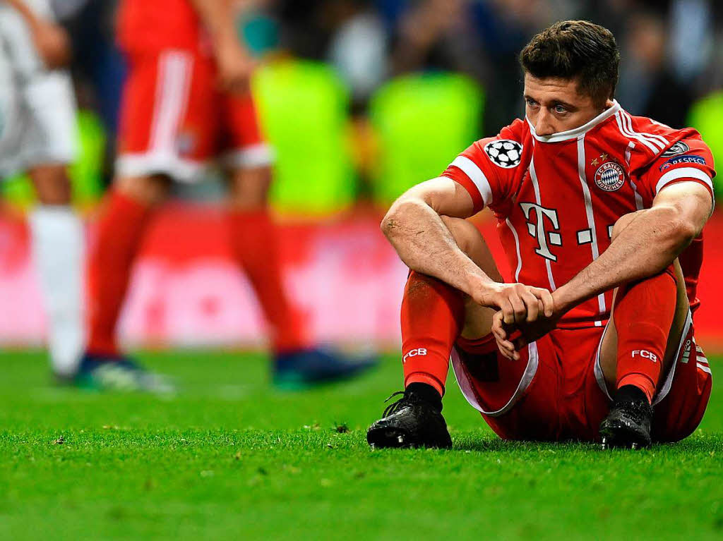 Mnchens Robert Lewansowski zieht sich nach Abpfiff das Trikot ber das Gesicht.