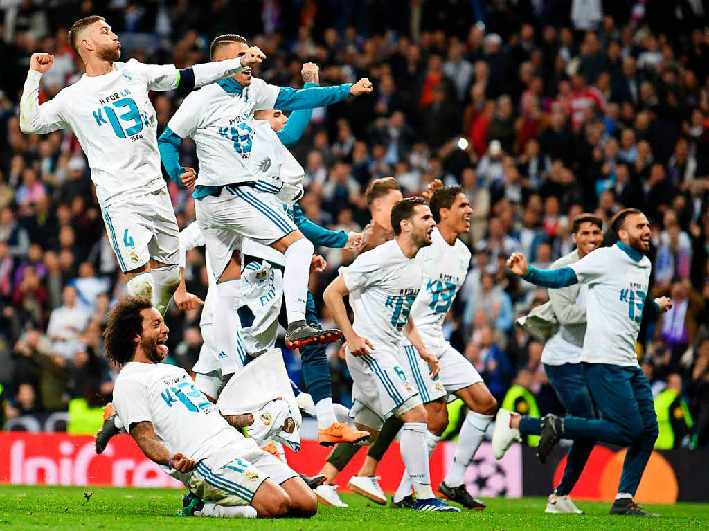 Madrids Sergio Ramos (oben links), Marcelo (unten) und weitere Spieler feiern den Einzug in das Finale mit den Fans.