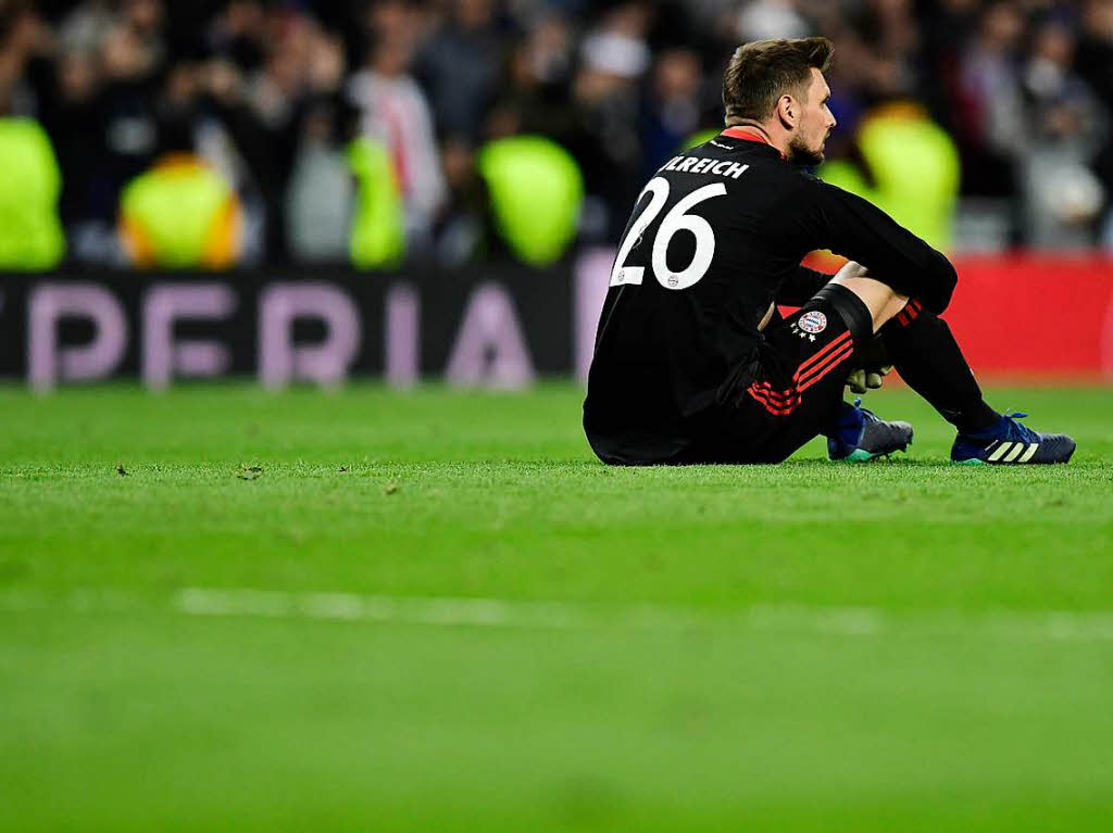 Bayern-Torwart  Sven Ulreich sitzt nach dem Abpfiff am Spielfeldrand.