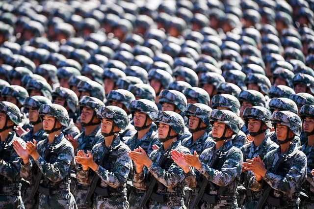 Chinesische Soldaten applaudieren whr...r Militrparade im vergangenen Sommer.  | Foto: STR