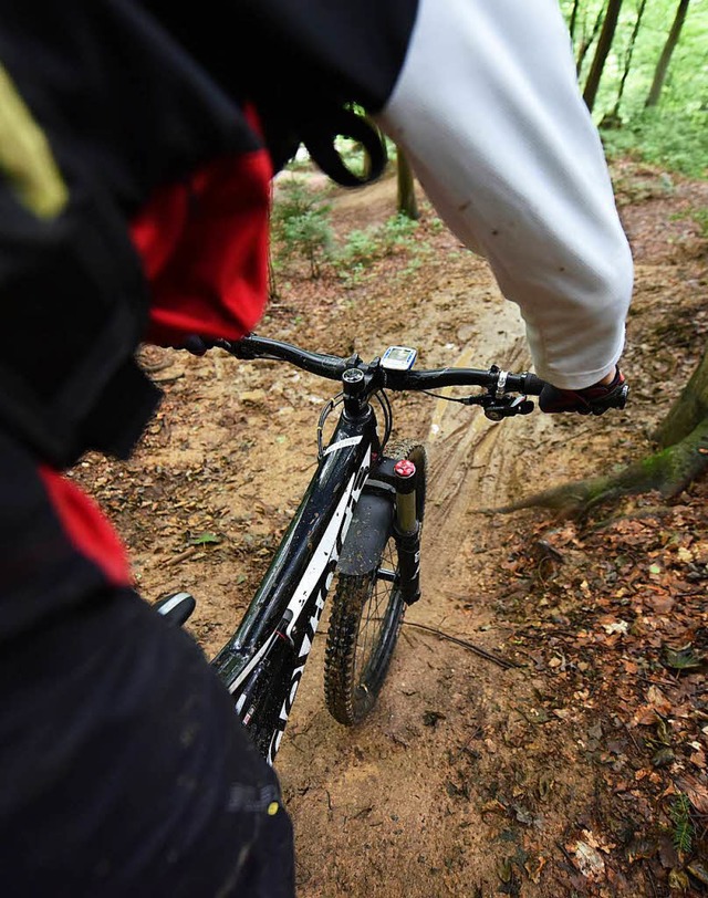 Die Frau sorgte fr groe Gefahr bei Mountainbikern am Kybfelsen.  | Foto: dpa